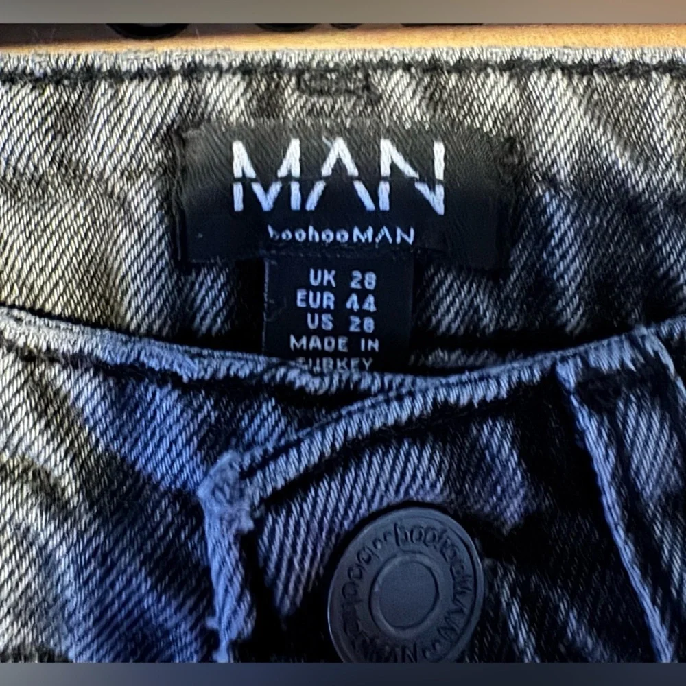 BoohooMAN STRAIGHT FIT WASHED RAW HEM DENIM SHORTS